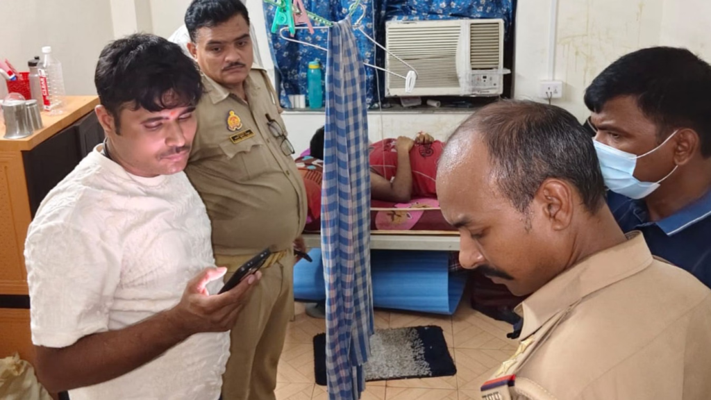 जांच-पड़ताल करती पुलिस
